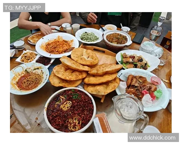 足球巨星品尝地道中国火锅引发热议网友纷纷点赞其挑战美食极限